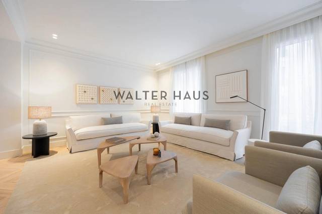 Piso en Venta en Calle de Covarrubias en Trafalgar