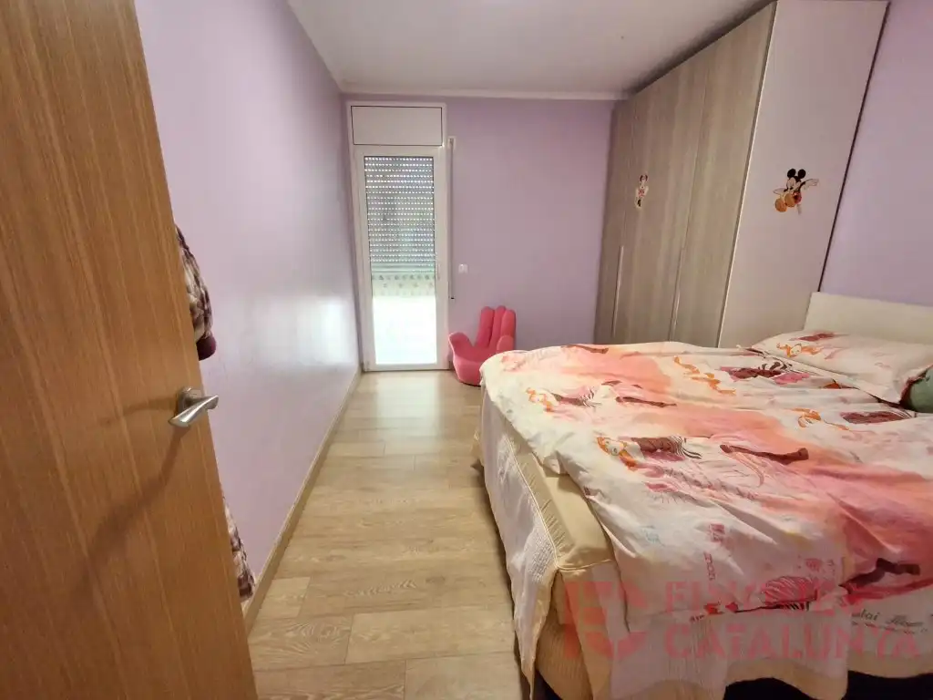 Bedroom of Flat for sale in Girona  with Furnished and Balcony