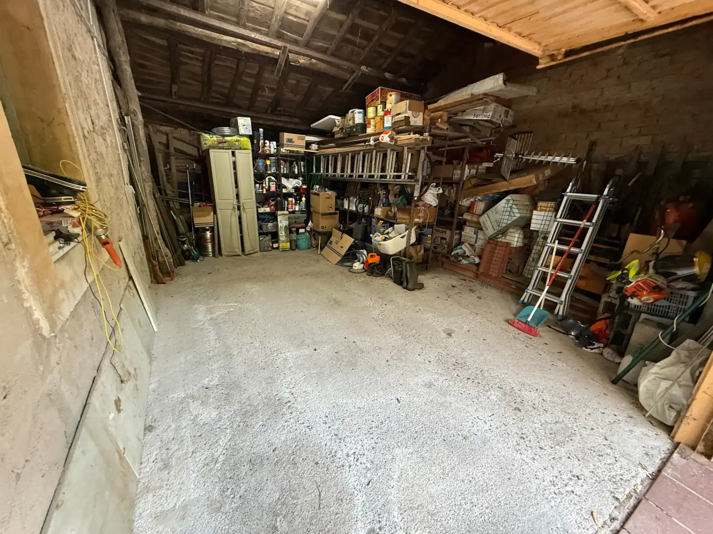 Aparcament de Casa o xalet en venda en Salas amb Jardí privat, Traster i Moblat