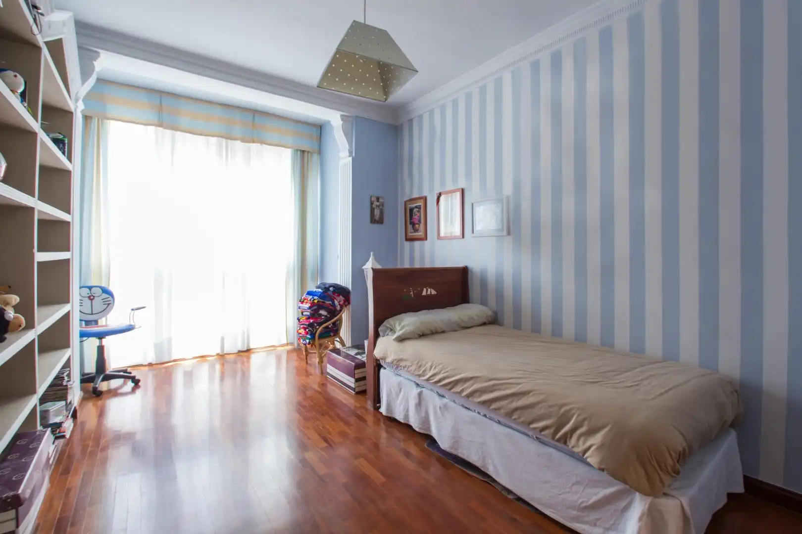 Bedroom of Flat for share in Granada  with Parquet flooring