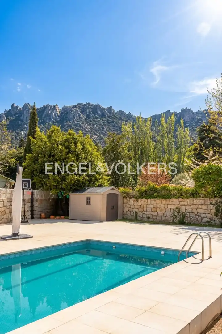 Vista exterior de Casa o chalet en venta en La Cabrera con Calefacción, Jardín privado y Piscina