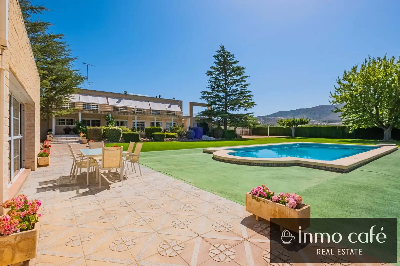 Vista exterior de Casa o xalet en venda en Villena amb Aire condicionat, Calefacció i Terrassa
