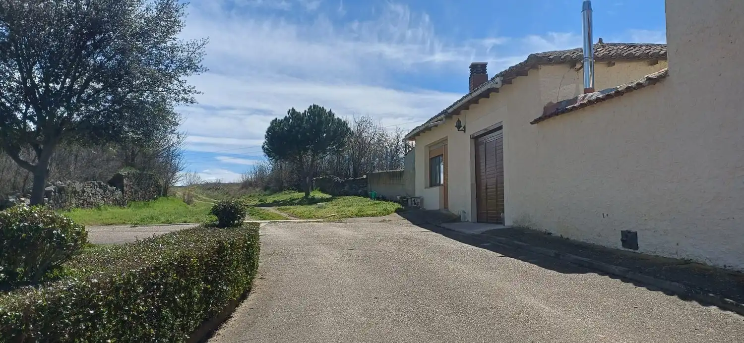 Vista exterior de Casa o xalet en venda en Valderrey amb Calefacció, Terrassa i Traster