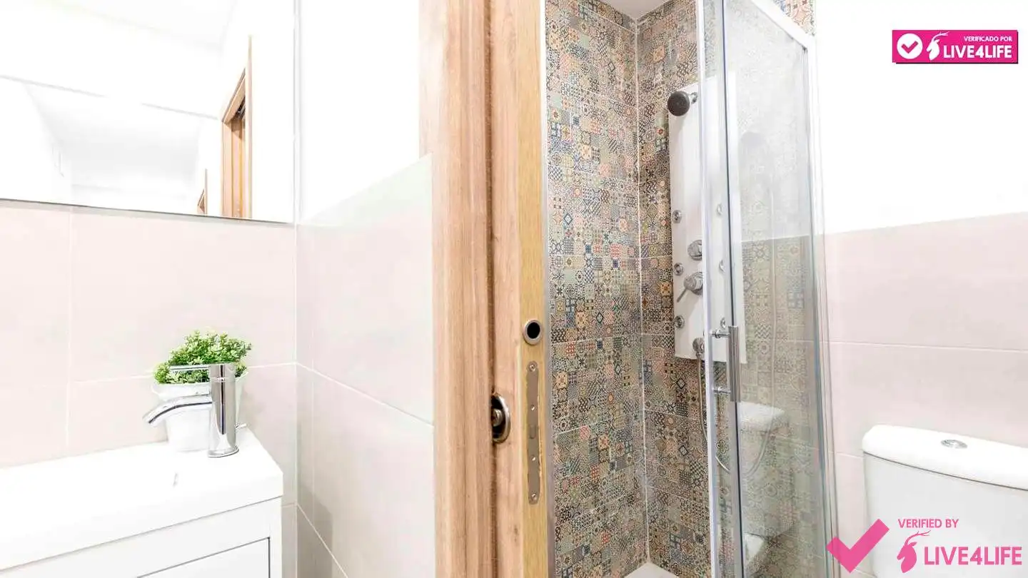 Bathroom of Apartments for rent in Valencia  with Air Conditioner, Parquet flooring and Furnished