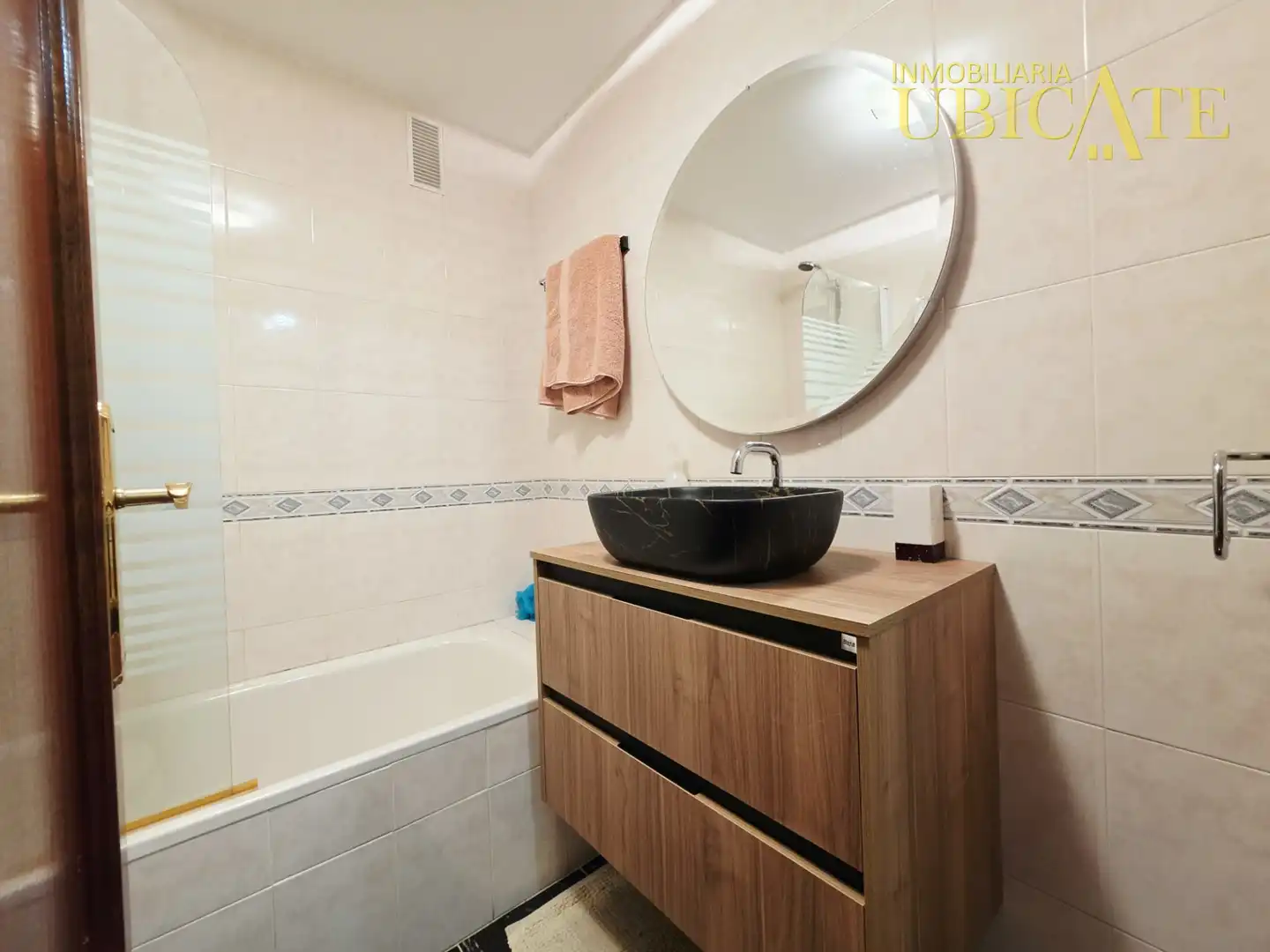 Baño de Piso en venta en Castro-Urdiales con Calefacción, Parquet y Terraza