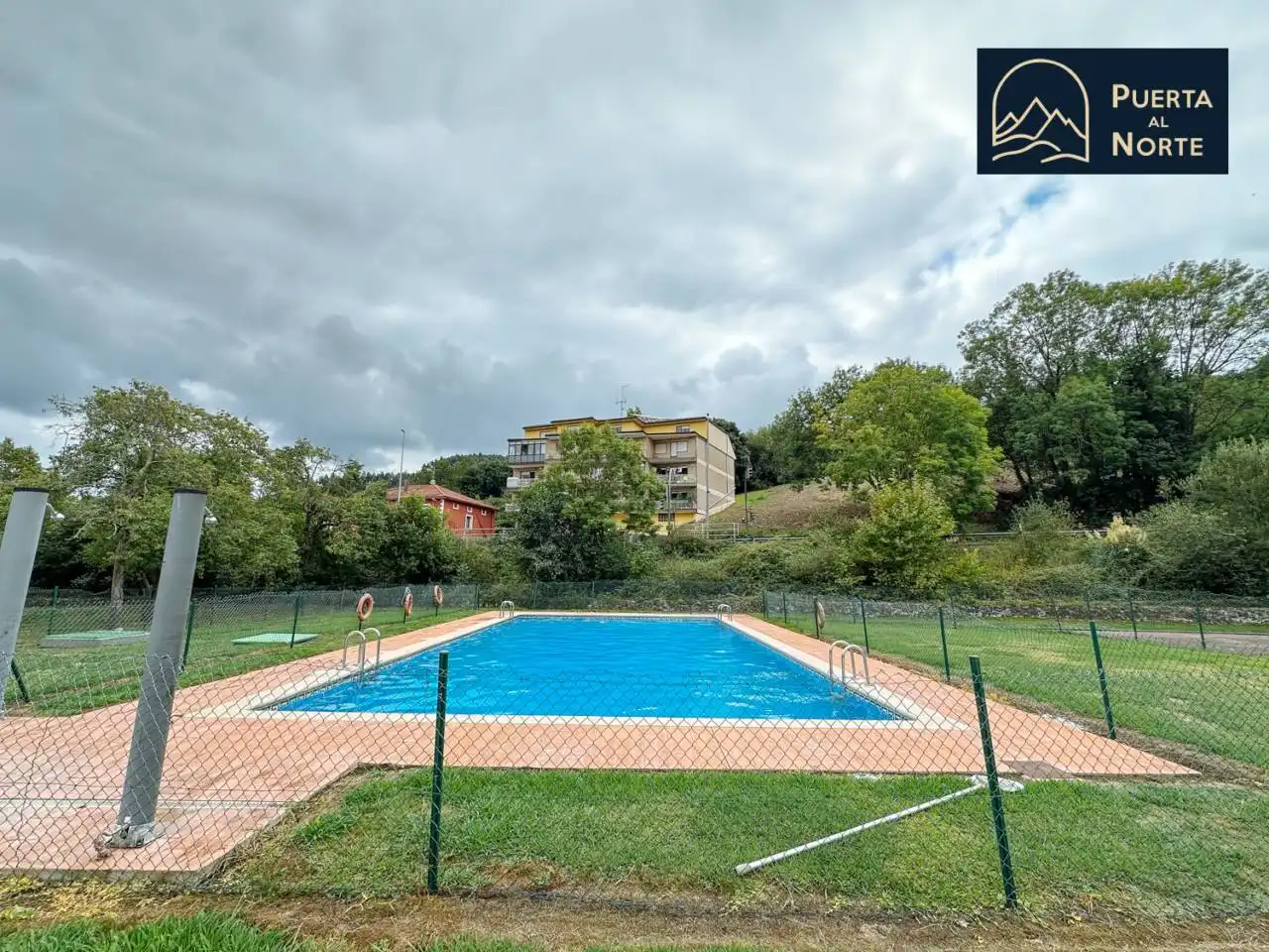Piscina de Pis en venda en Hazas de Cesto amb Calefacció, Terrassa i Piscina comunitària