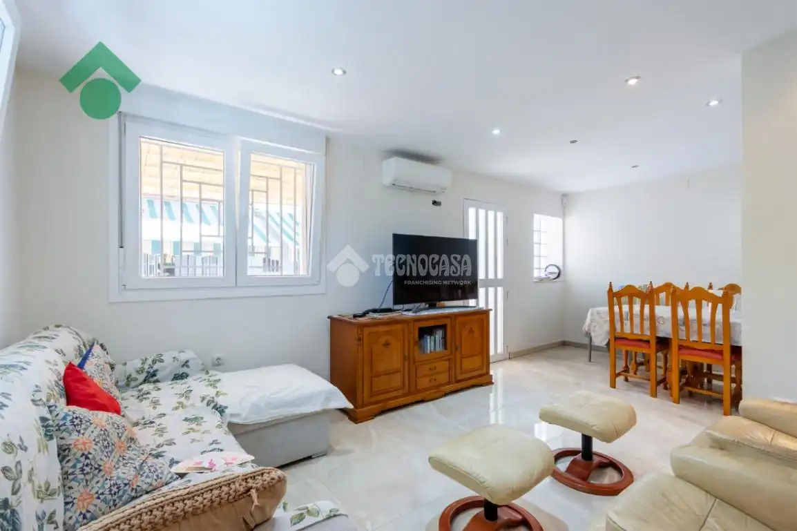 Sala de estar de Casa adosada en venta en Rincón de la Victoria con Aire acondicionado y Piscina comunitaria
