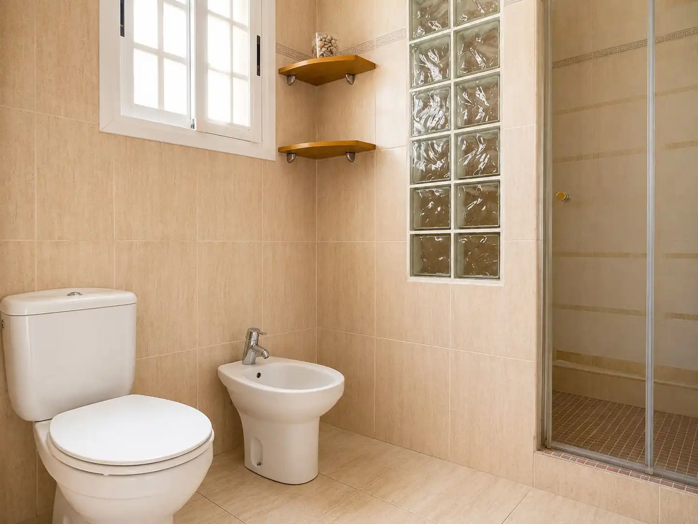Badezimmer von Wohnung zur Miete in Castellón de la Plana / Castelló de la Plana mit Klimaanlage