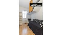 Bedroom of Flat to rent in  Madrid Capital  with Air Conditioner and Balcony