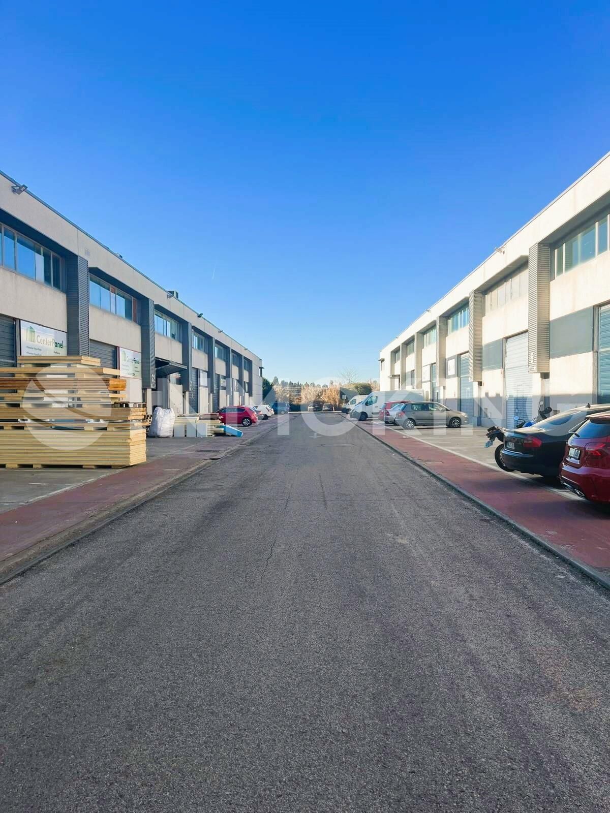 Vista exterior de Nau industrial de lloguer en Azuqueca de Henares amb Calefacció i Alarma