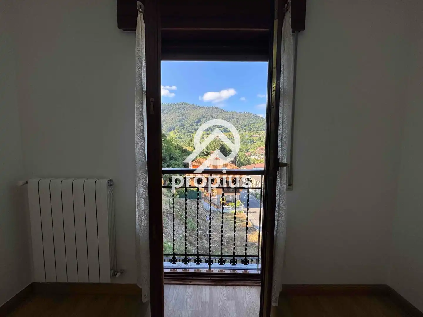 Vista exterior de Casa adosada en venta en Piloña con Calefacción, Jardín privado y Parquet