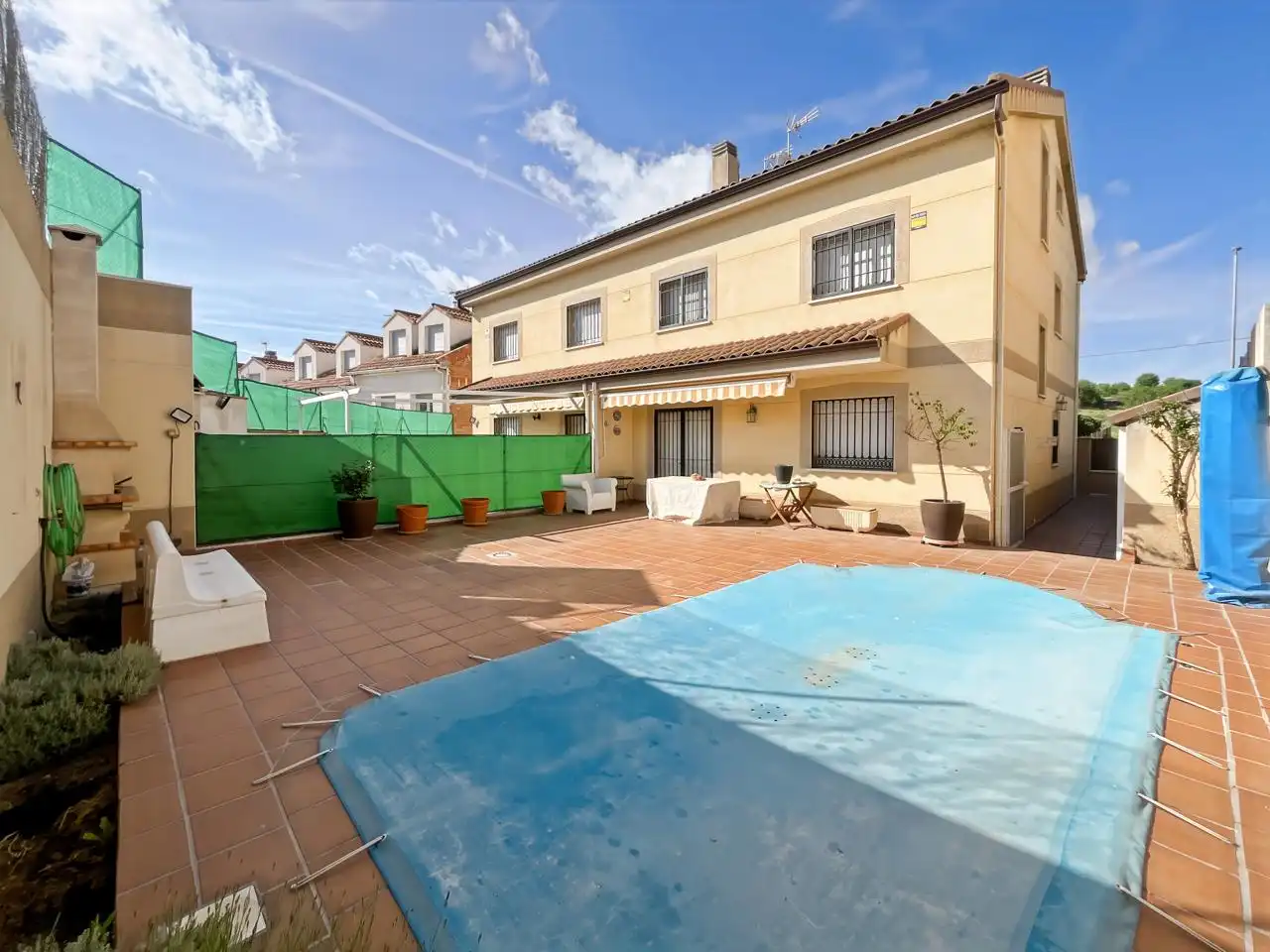 Vista exterior de Casa adosada en venda en Valdelaguna amb Calefacció, Jardí privat i Terrassa