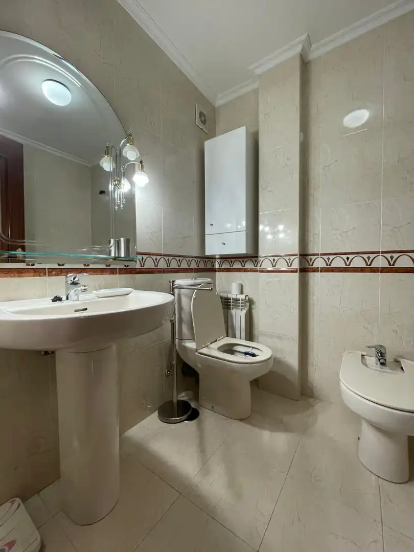 Baño de Apartamento de alquiler en Ferrol con Calefacción, Parquet y Amueblado