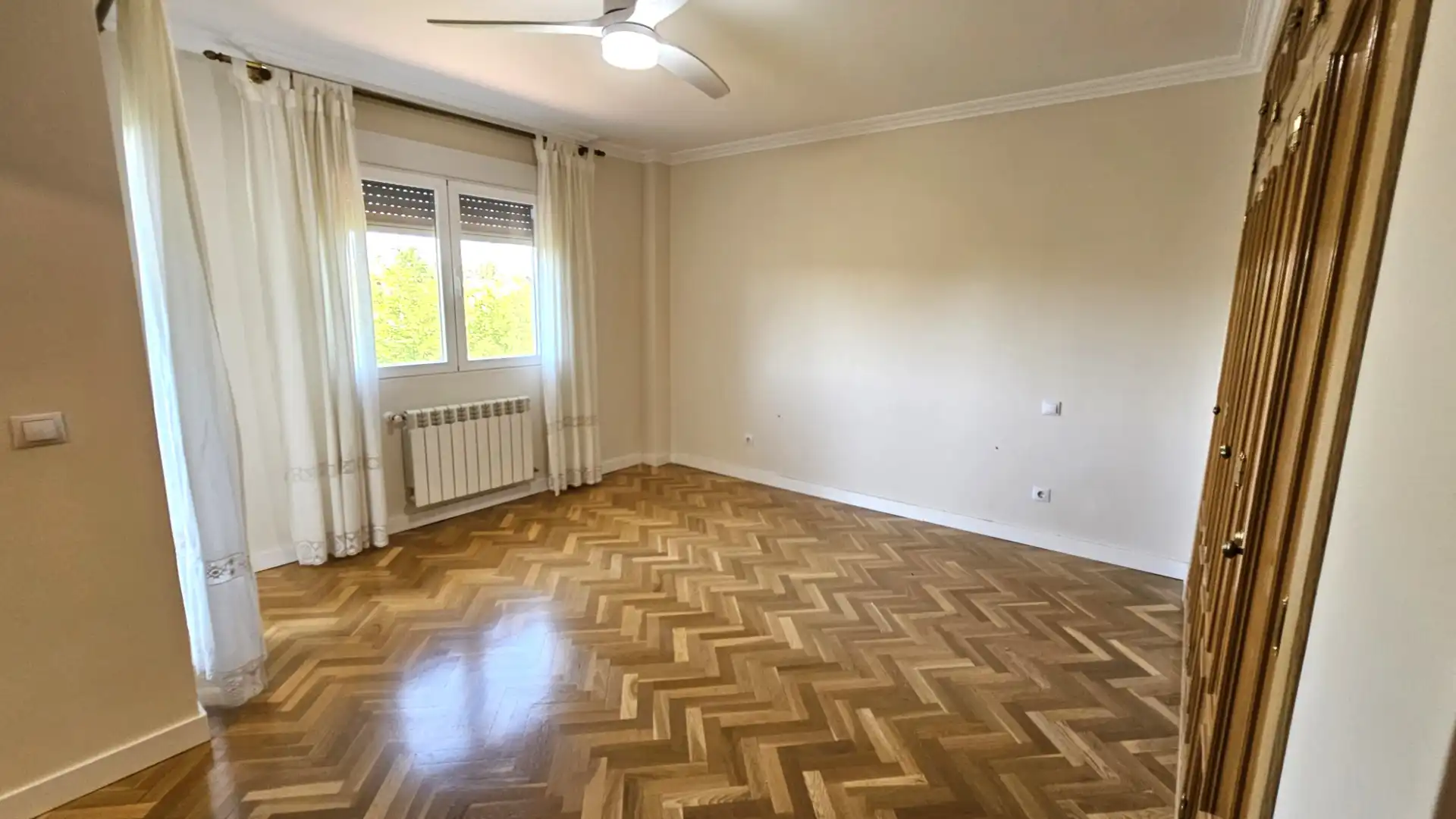 Dormitori de Casa adosada en venda en Las Rozas de Madrid amb Calefacció, Jardí privat i Parquet