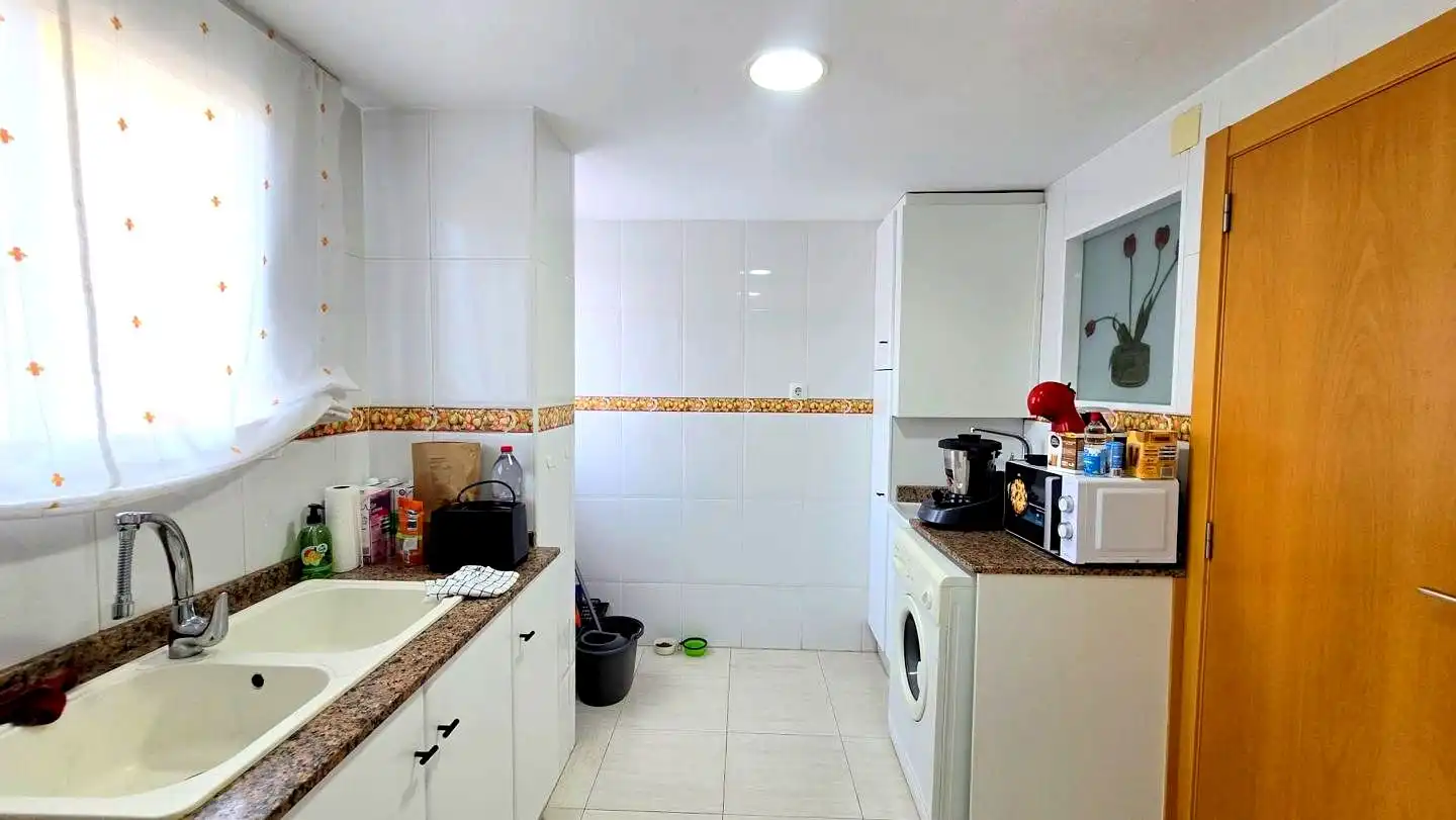 Cocina de Apartamento de alquiler en Gandia con Aire acondicionado, Terraza y Piscina comunitaria