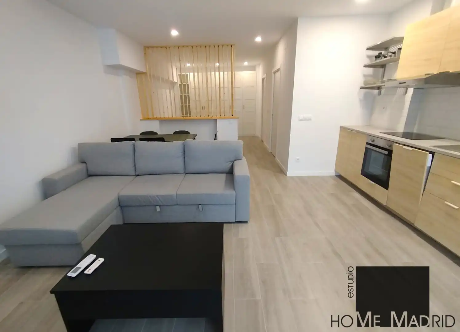 Sala d'estar de Estudi en venda en Madrid amb Aire condicionat i Moblat