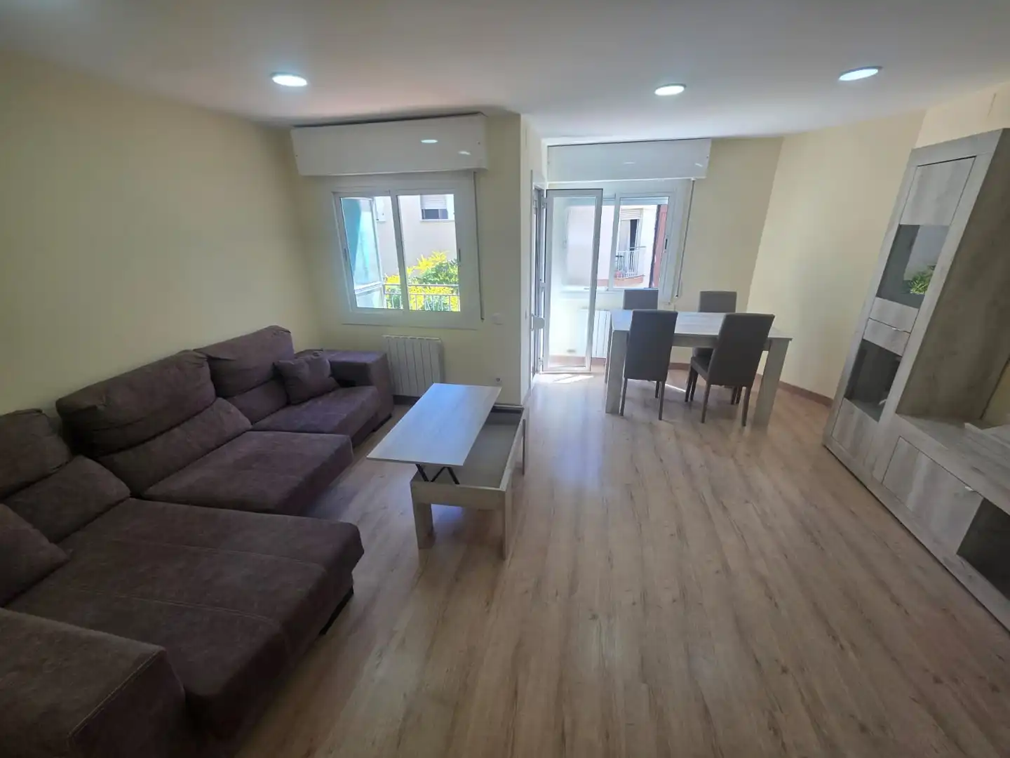 Sala de estar de Piso en venta en L'Hospitalet de Llobregat con Calefacción, Parquet y Amueblado