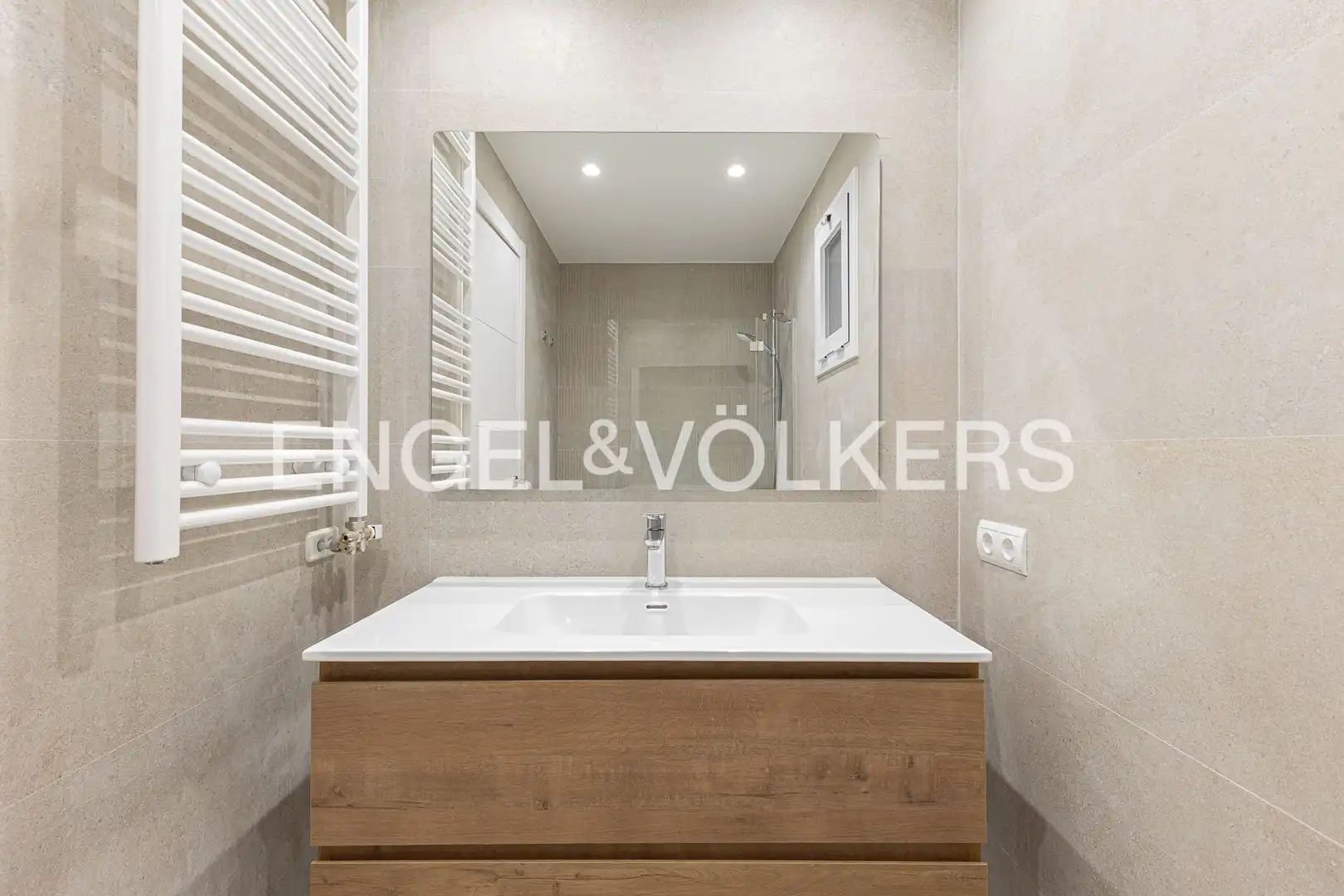 Badezimmer von Wohnung zur Miete in Barcelona mit Klimaanlage, Heizung und Parkett