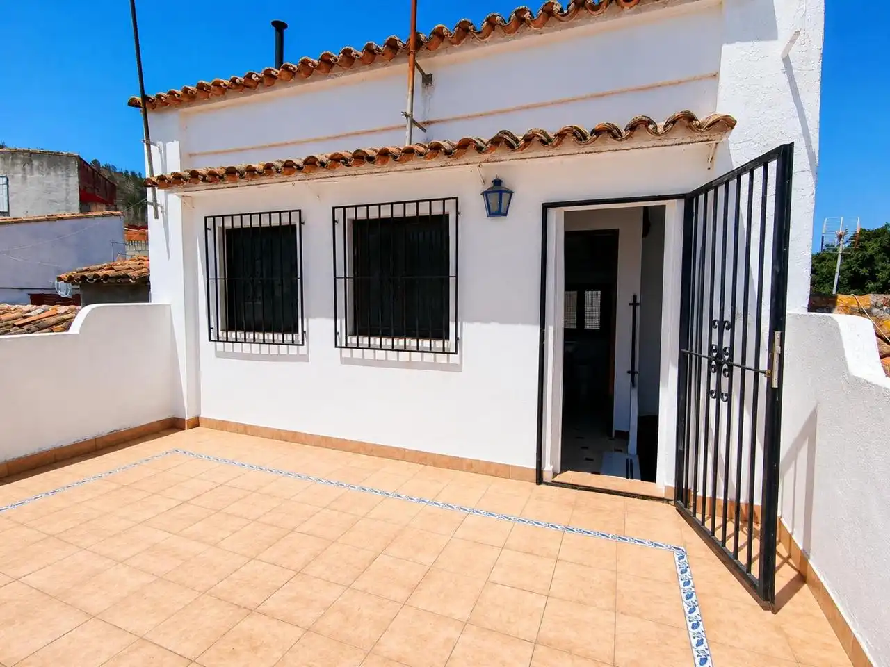 Vista exterior de Casa o xalet en venda en Oliva amb Jardí privat, Terrassa i Traster
