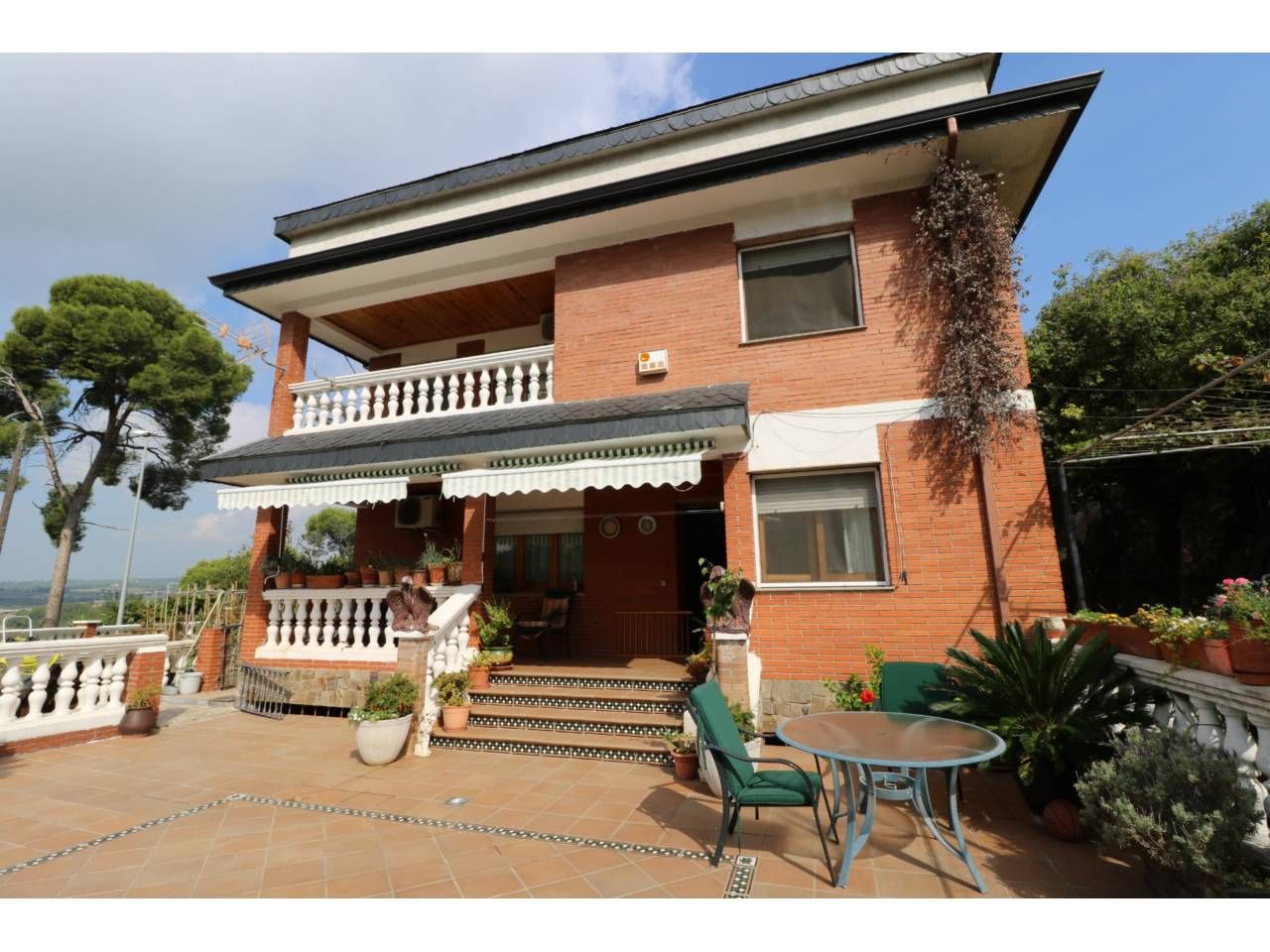 Vista exterior de Casa o xalet en venda en Cerdanyola del Vallès amb Jardí privat