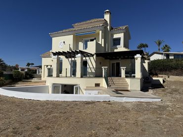 Casa amb balcó en venda a Selwo