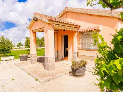 Vista exterior de Casa o xalet en venda en Chiclana de la Frontera amb Jardí privat i Traster