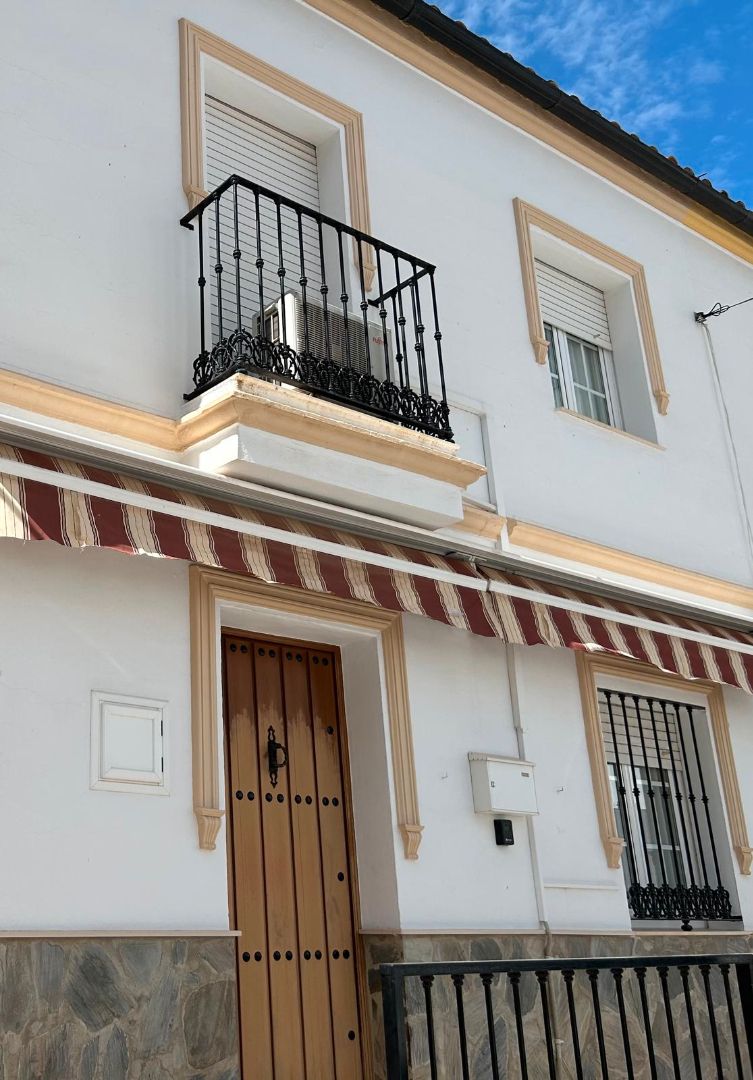 Vista exterior de Casa adosada en venda en El Gastor amb Aire condicionat i Moblat