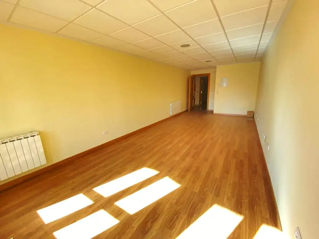 Büro zur Miete in La Bañeza  mit Heizung, Balkon und Internet