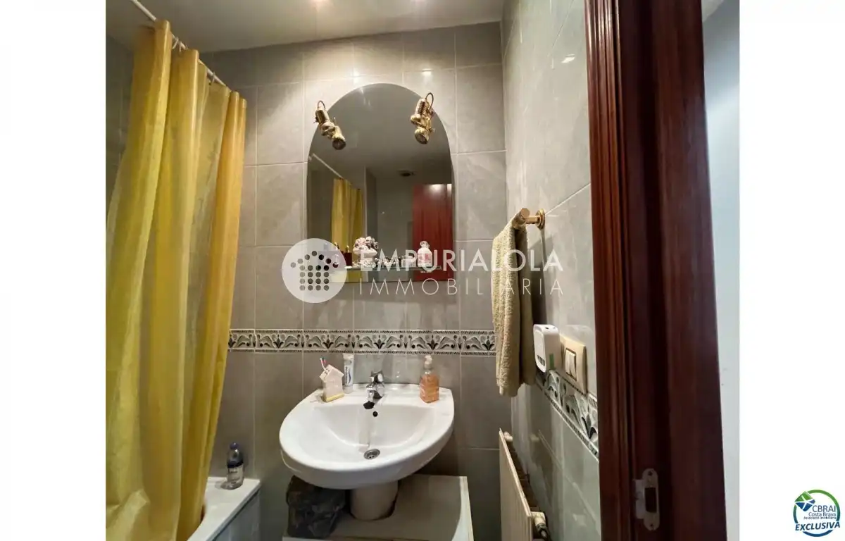 Bathroom of Apartments for sale in Figueres