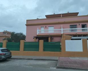 Vista exterior de Casa adosada en venda en Puerto Real amb Jardí privat, Terrassa i Balcó