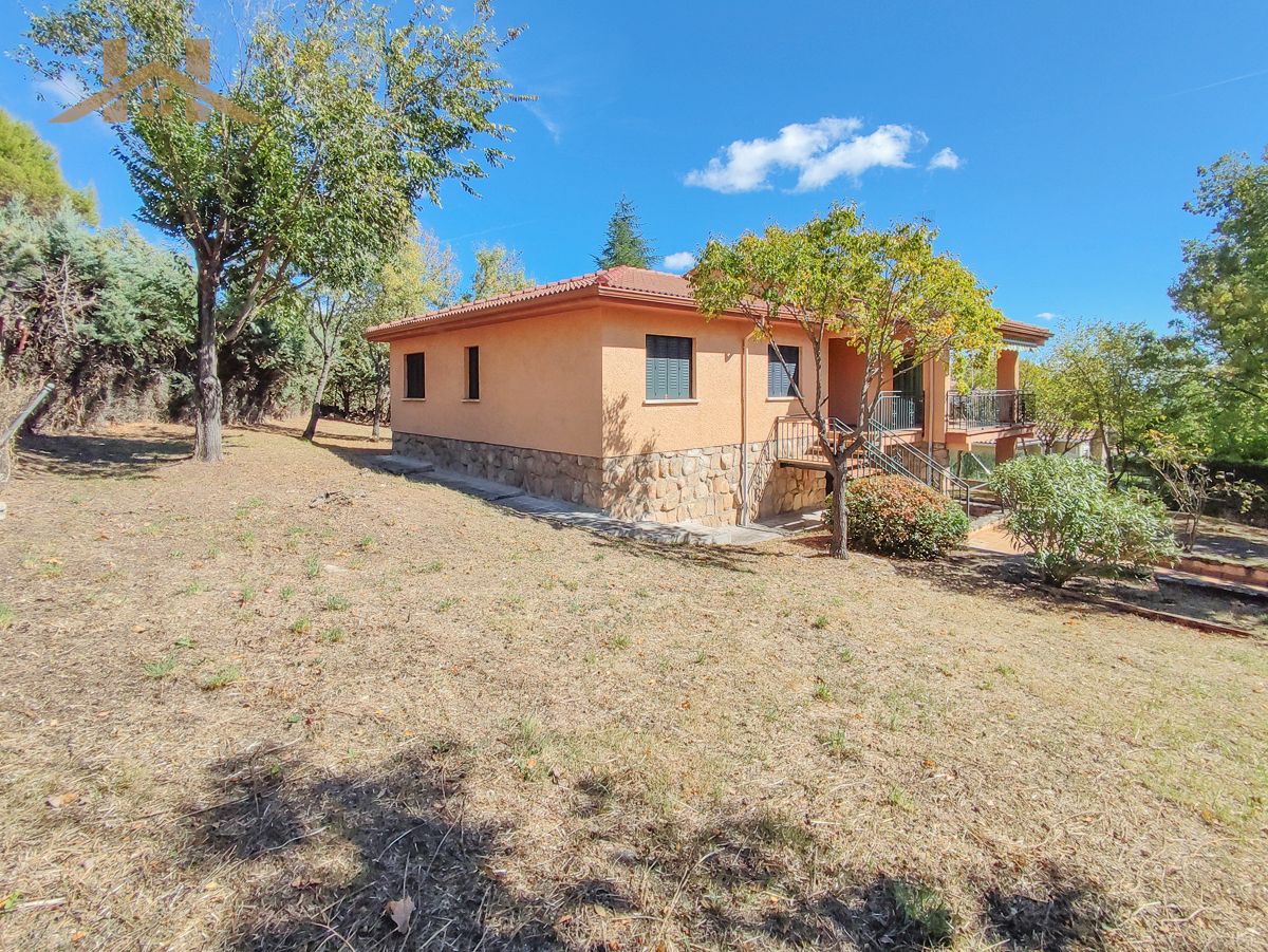 Exterior view of House or chalet for sale in San Lorenzo de El Escorial  with Heating, Private garden and Terrace