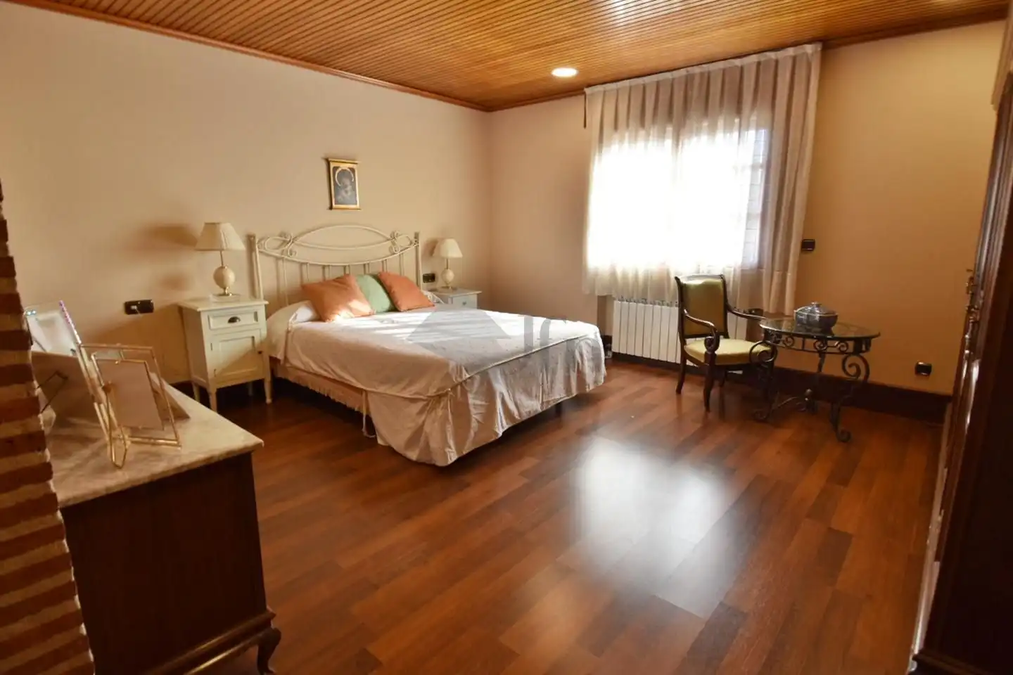Dormitori de Casa o xalet en venda en Íscar amb Calefacció, Parquet i Piscina