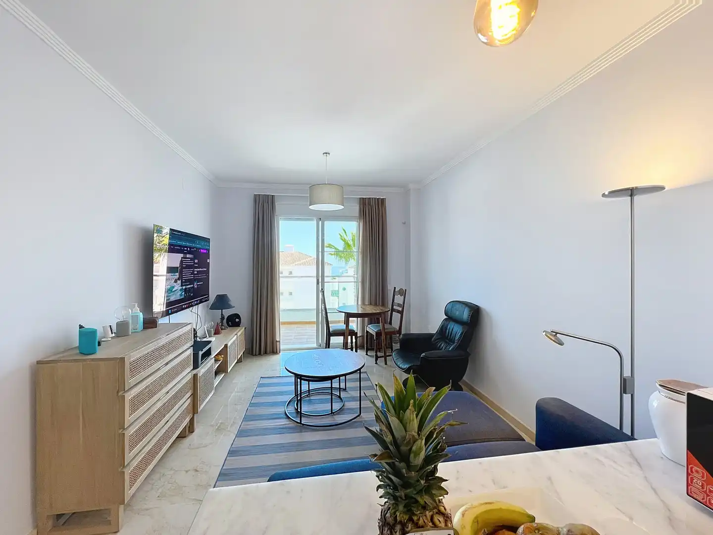 Wohnzimmer von Wohnungen zum Verkauf in Manilva mit Klimaanlage, Terrasse und Schwimmbad