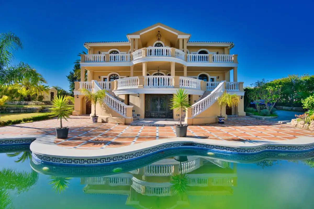 House with pool for sale in Estepona Pueblo