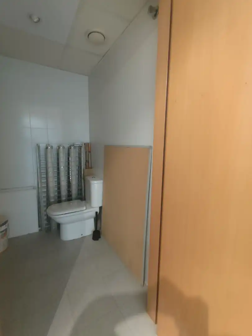 Badezimmer von Büro zur Miete in Sant Joan Despí mit Klimaanlage