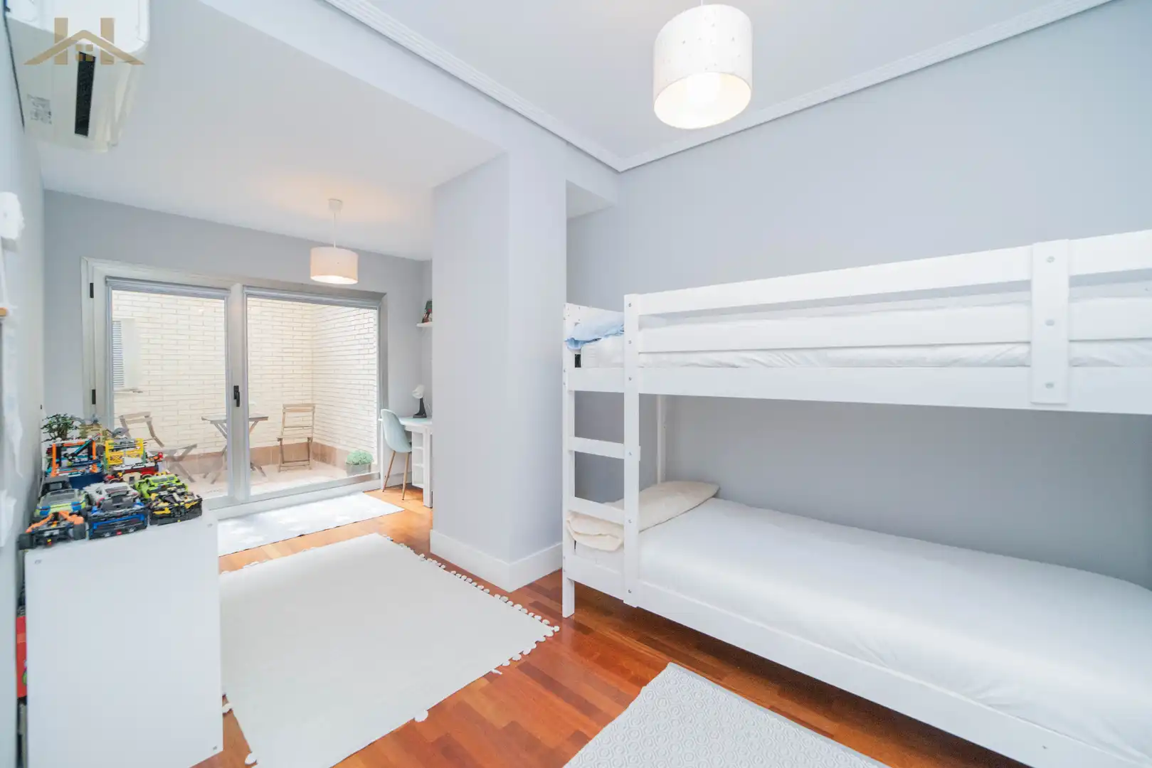 Habitación de Planta baja en venta en Boadilla del Monte con Aire acondicionado, Calefacción y Jardín privado