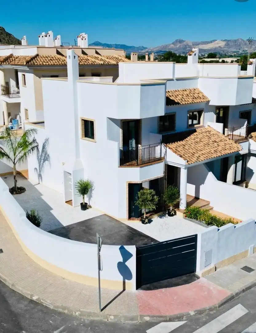 Terraced house with pool for sale in Cox