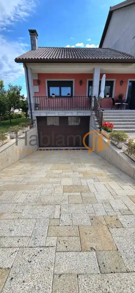 Vista exterior de Casa o xalet en venda en Vilagarcía de Arousa amb Calefacció, Jardí privat i Terrassa