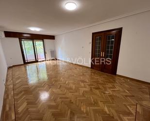 Sala d'estar de Apartament de lloguer en  Madrid Capital amb Aire condicionat, Terrassa i Piscina