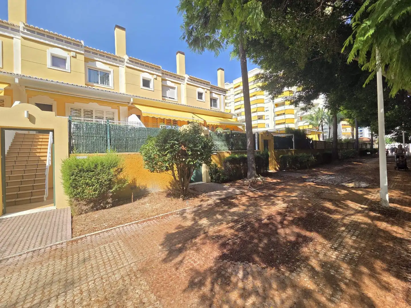 Vista exterior de Casa adosada en venda en Gandia amb Aire condicionat, Jardí privat i Terrassa