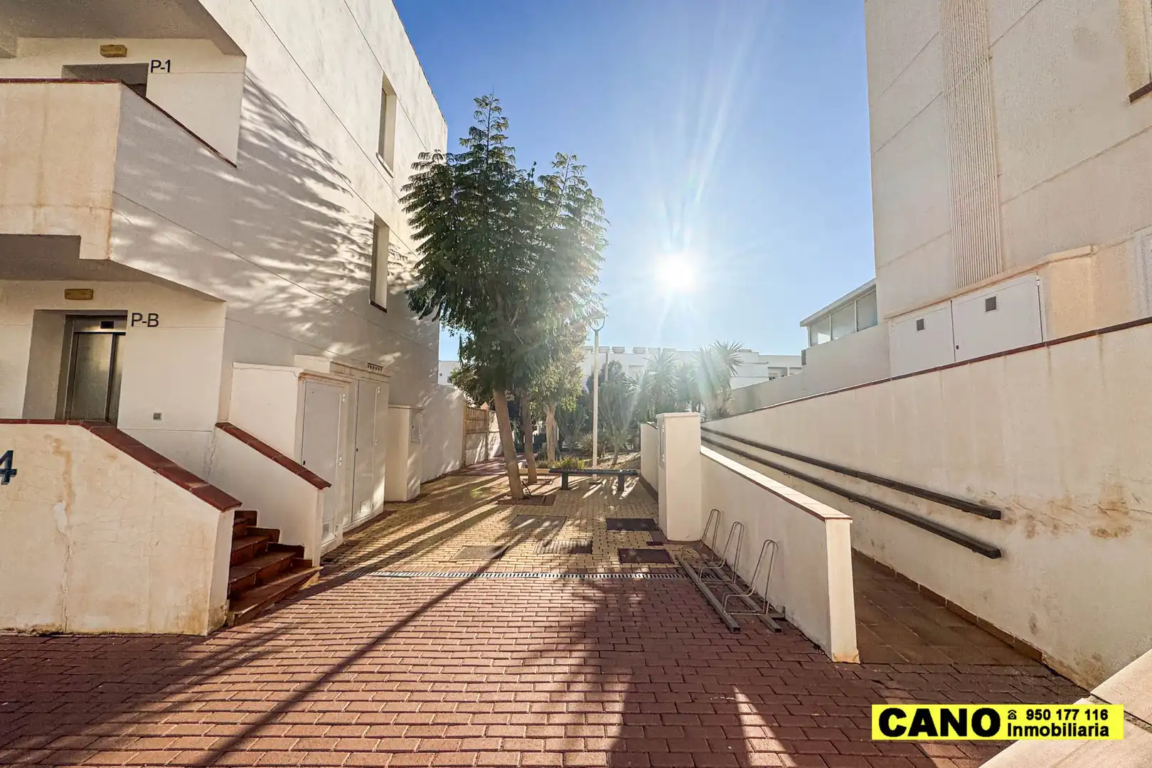 Außenansicht von Wohnung zum Verkauf in Almería mit Klimaanlage, Heizung und Terrasse