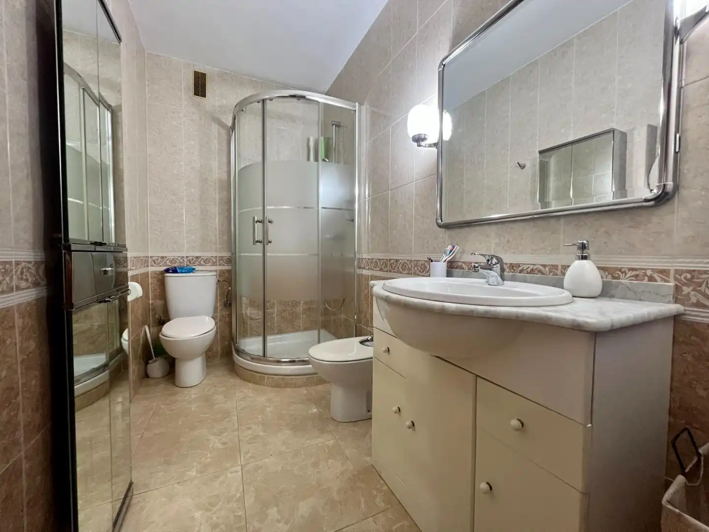 Badezimmer von Wohnung zur untervermieten in Córdoba mit Klimaanlage, Heizung und Terrasse