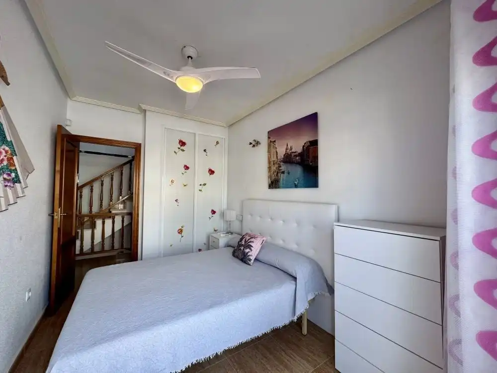 Dormitori de Apartament en venda en Orihuela amb Jardí privat, Terrassa i Balcó