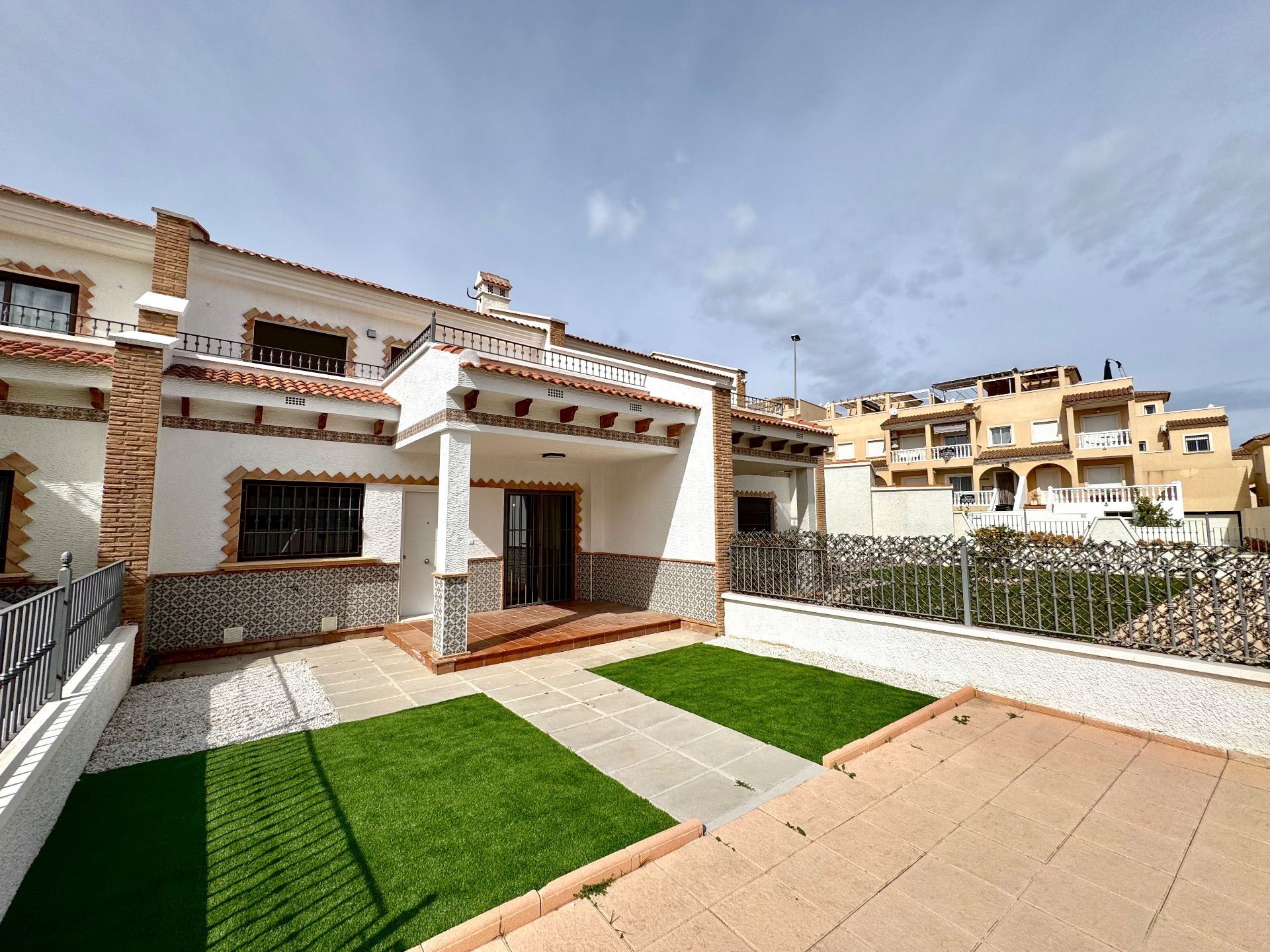 Vista exterior de Casa o xalet en venda en San Miguel de Salinas amb Aire condicionat, Calefacció i Jardí privat