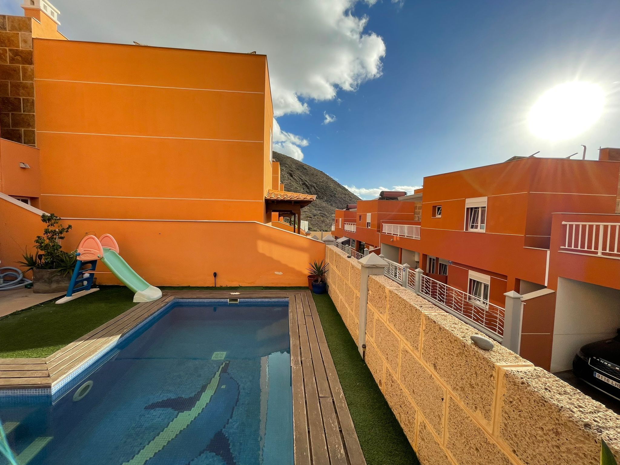 Vista exterior de Casa adosada en venda en Arona amb Aire condicionat, Calefacció i Jardí privat