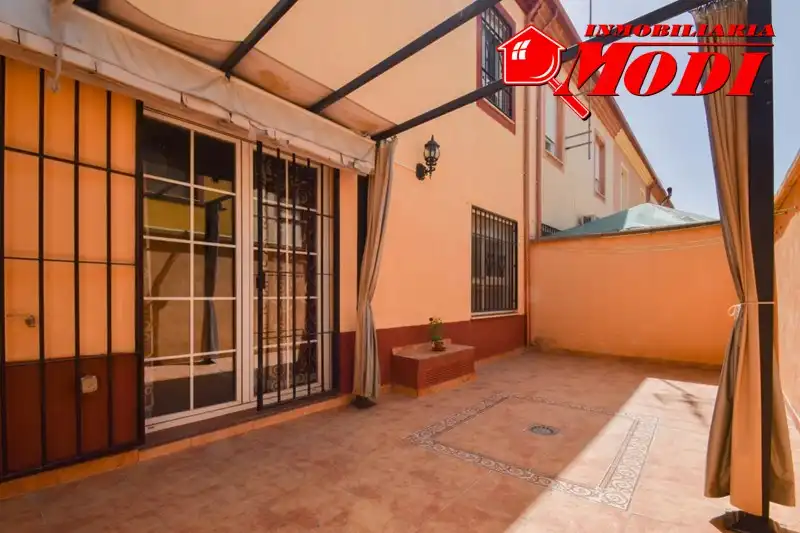 Vista exterior de Casa adosada en venta en Alhendín con Calefacción, Jardín privado y Terraza