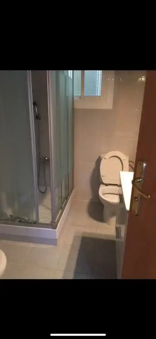 Baño de Piso para compartir en Esplugues de Llobregat con Jardín privado, Piscina y Amueblado