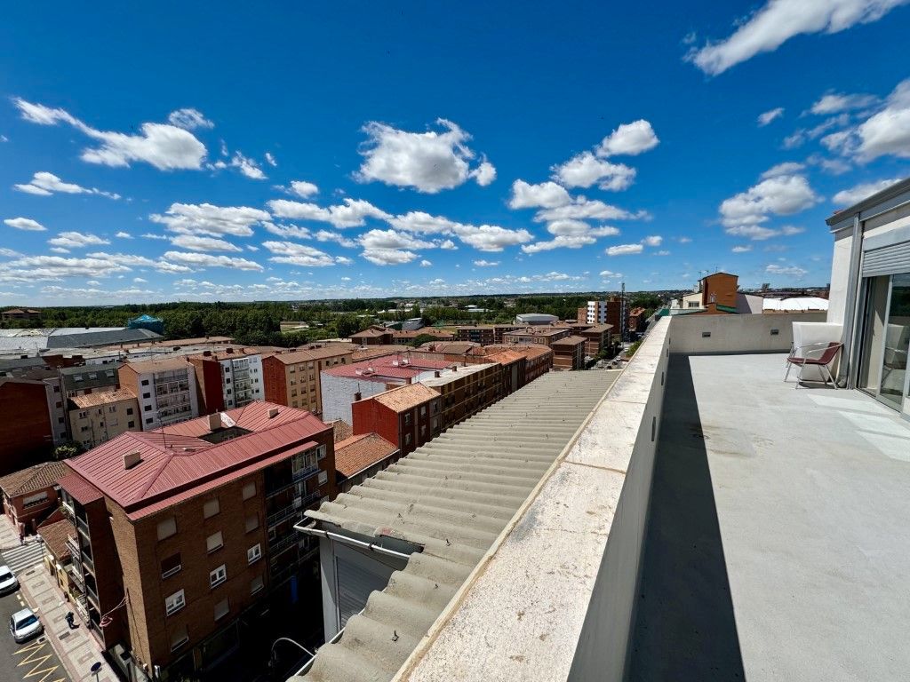 Vista exterior de Pis en venda en León Capital 