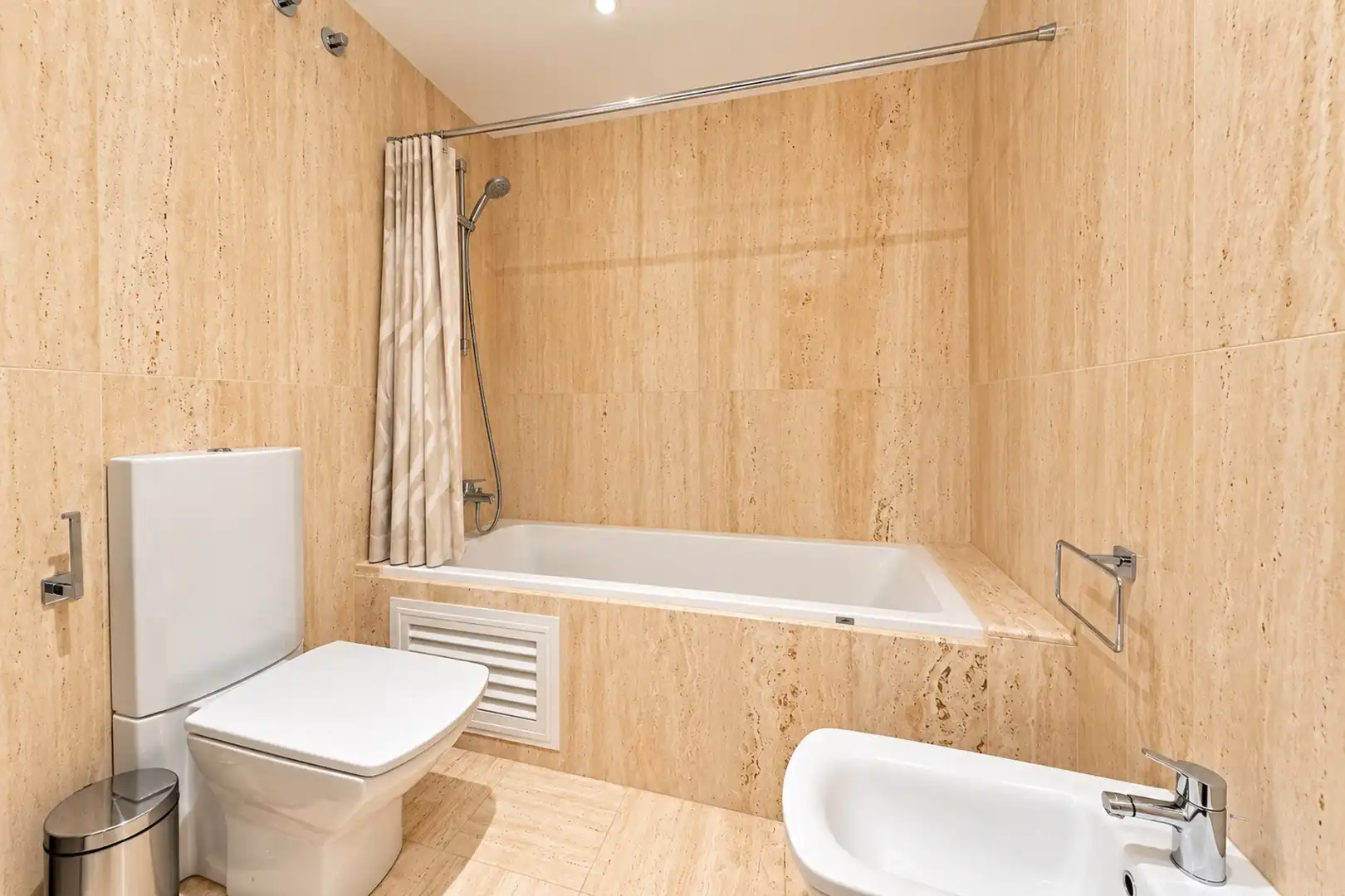 Badezimmer von Wohnungen zum Verkauf in Marbella mit Klimaanlage, Terrasse und Schwimmbad