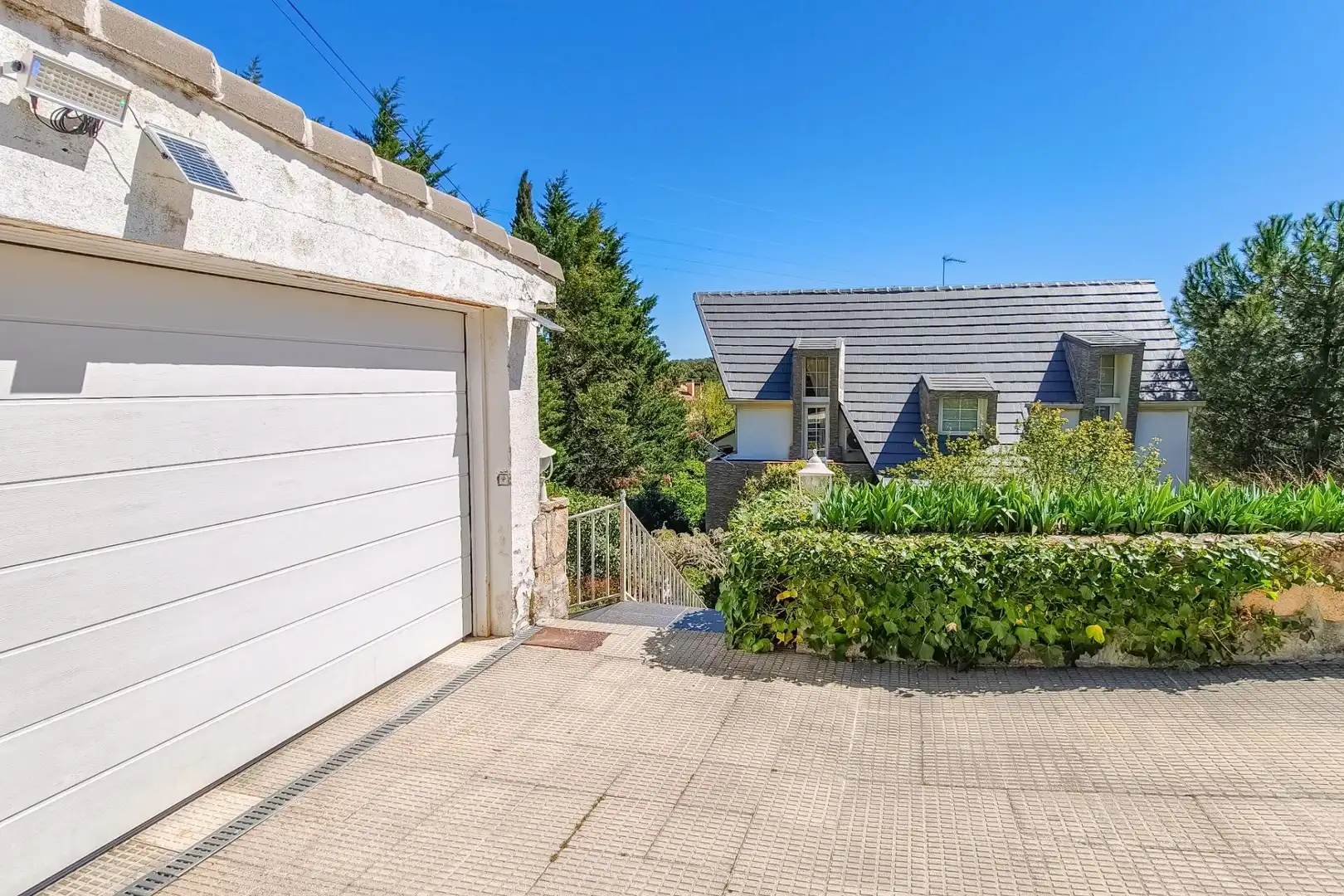 Außenansicht von Haus oder Chalet zum Verkauf in Torrelodones mit Heizung, Privatgarten und Terrasse